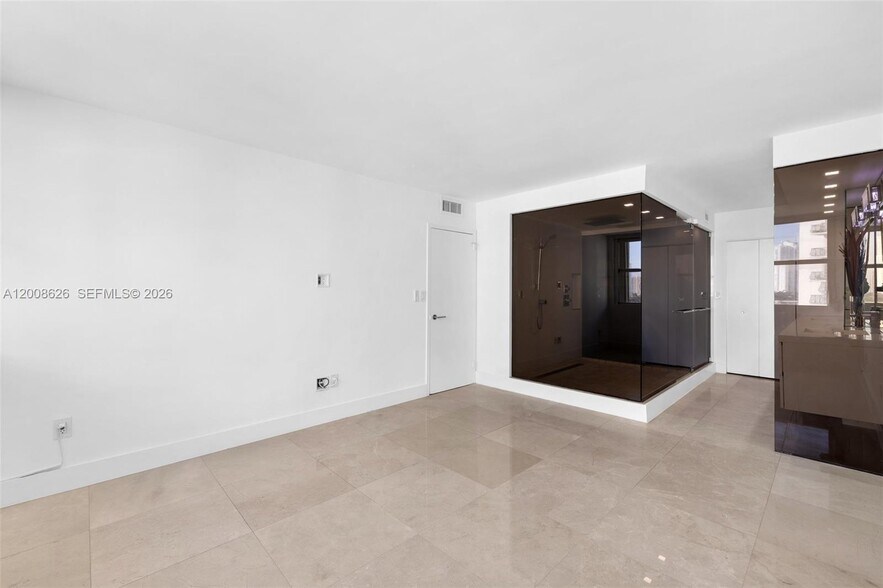 Building Photo - 1420 Brickell Bay Dr