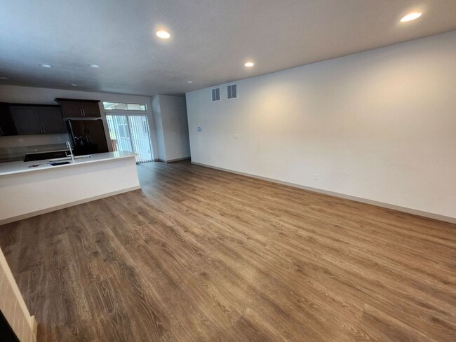 Building Photo - Newer 3 Bed/2 Bath Construction on Bend's Eastside - Cessna Drive
