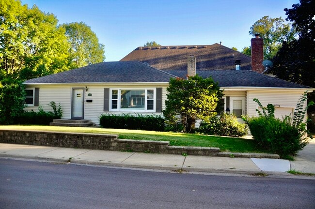 Primary Photo - 110 W 12th Ave