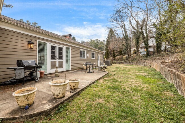 Building Photo - Bright & Inviting 2-Bedroom Home with Fenced-In Yard, Garage & Lawn Care Included