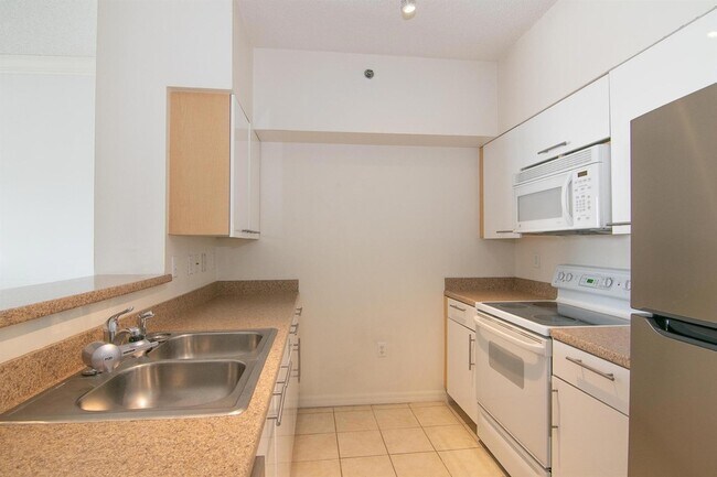 Building Photo - 616 Clearwater Park Rd