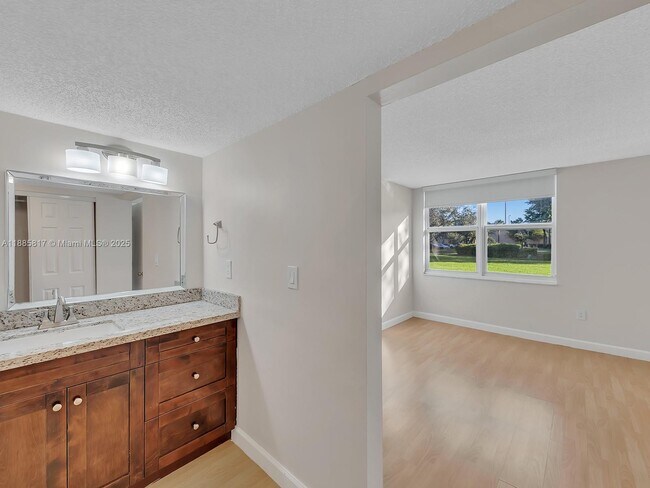 Building Photo - 9451 Evergreen Pl