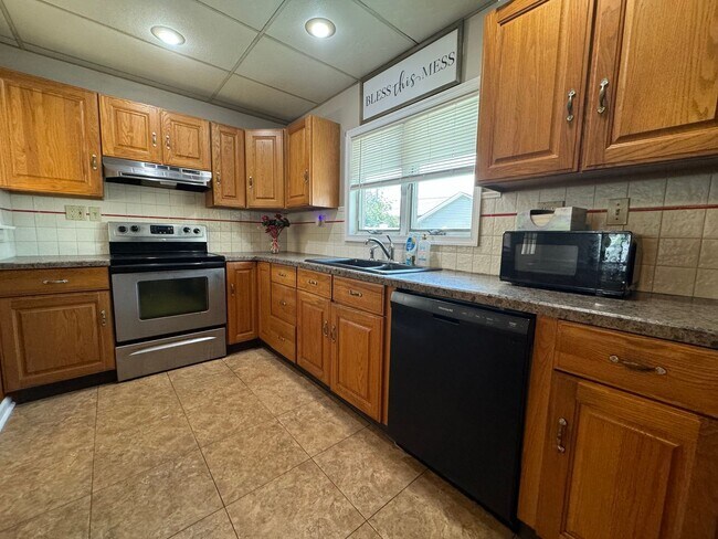 Building Photo - THREE BEDROOM/ONE BATH TWIN