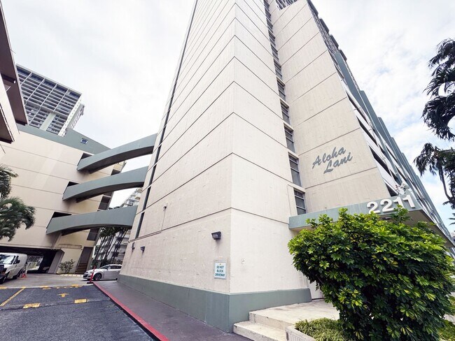 Building Photo - Waikiki 1-Bedroom Condo with Parking and A/C