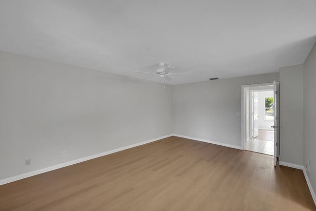 Building Photo - 1800 Primrose Ln