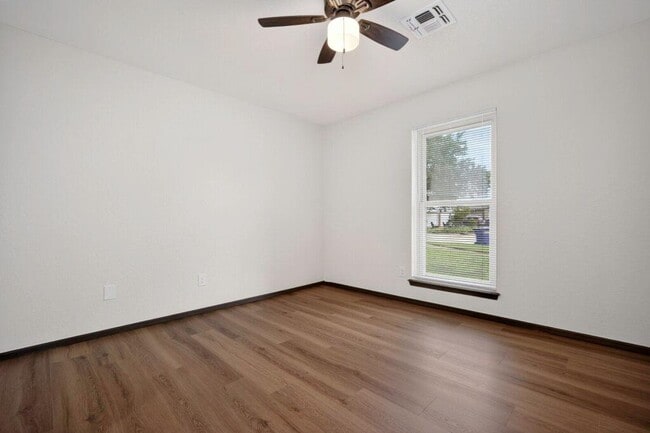 Building Photo - 742 W Juniper Dr