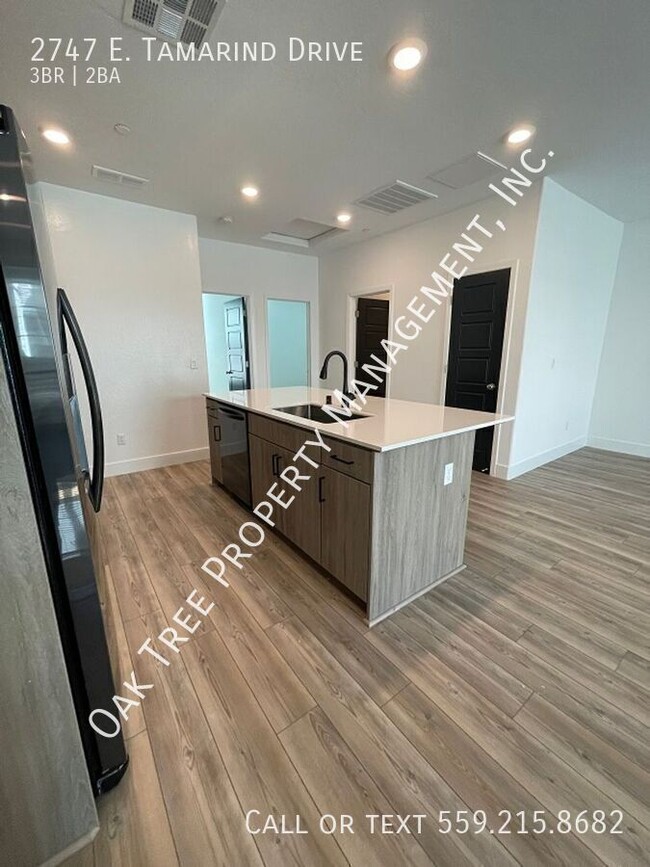 Building Photo - 2747 E Tamarind Dr