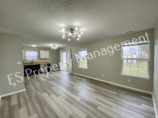 Building Photo - Stunning 3 Bedroom 2 Bath in SouthWest River Run Neighborhood!