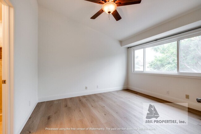 Building Photo - 581 N Pageant Dr