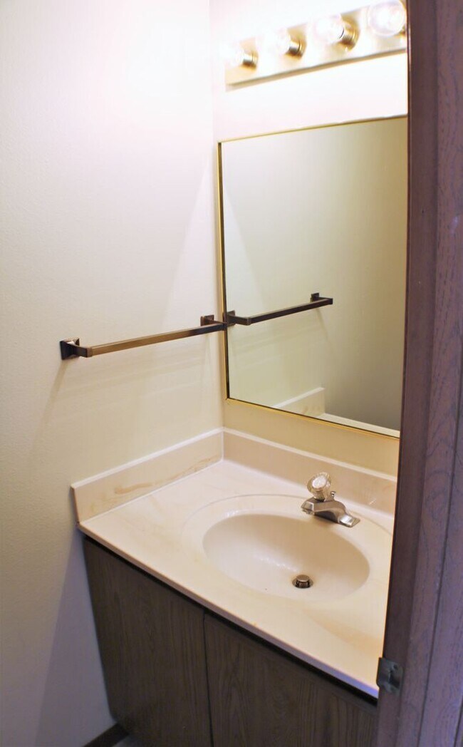 Building Photo - $1,450 | 3 Bedroom, 2.5 Bathroom Town Home...