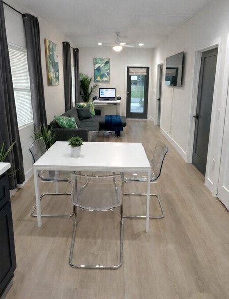 Building Photo - 801 E Knollwood St