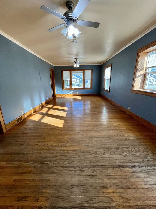 Building Photo - 2 Bed, 1 Bath house for rent ON MAIN ST in...