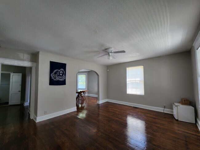 Building Photo - 1612 W 48th St