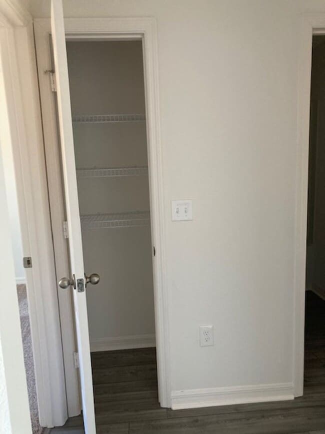 Building Photo - Like New 3/2/2 house with a screened in porch.