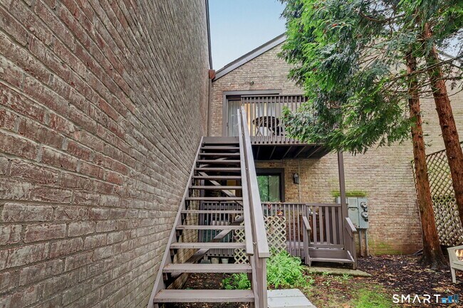 Building Photo - 2289 Bedford St