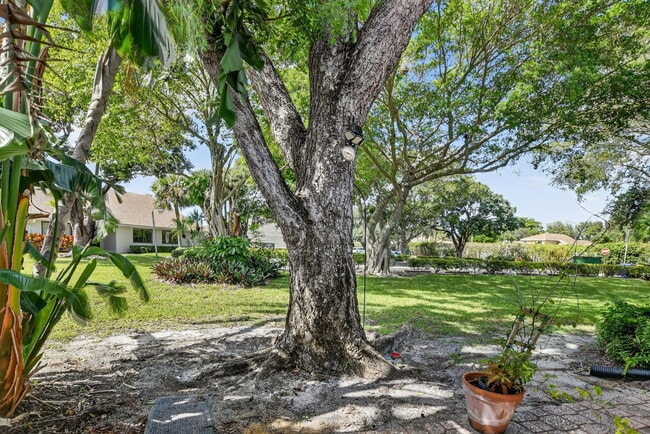 Building Photo - 708 Lago Rd