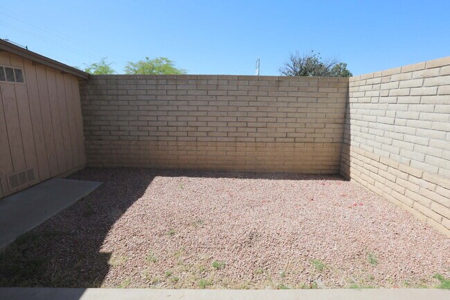 Building Photo - Beautifully Renovated 2-Bedroom Home in a ...