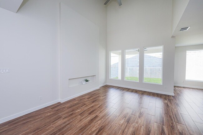 Building Photo - 7525 Cresta Bella St