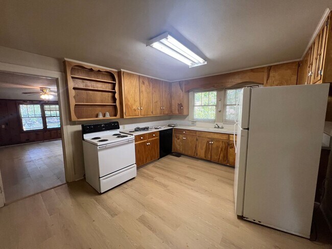 Building Photo - 4 bedroom 4 bathroom off Veterans Memorial...