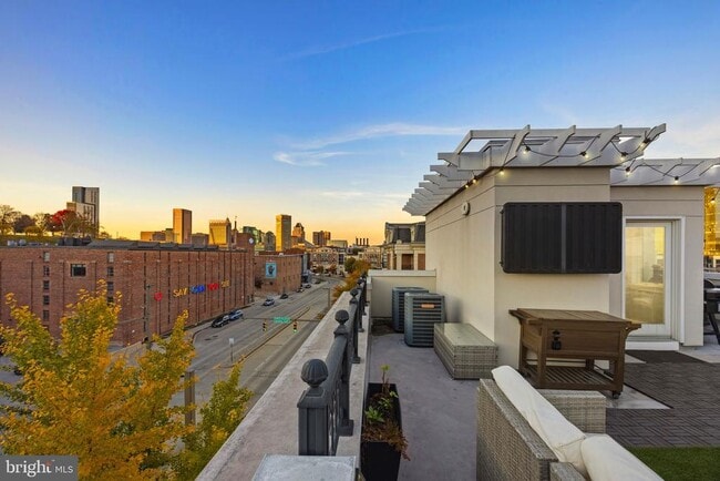 Building Photo - 900 Valencia Ct