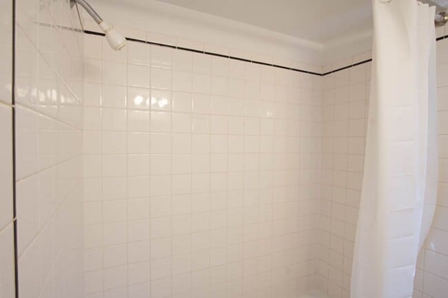 Building Photo - Charming NW 1-Bed Ready Late May!