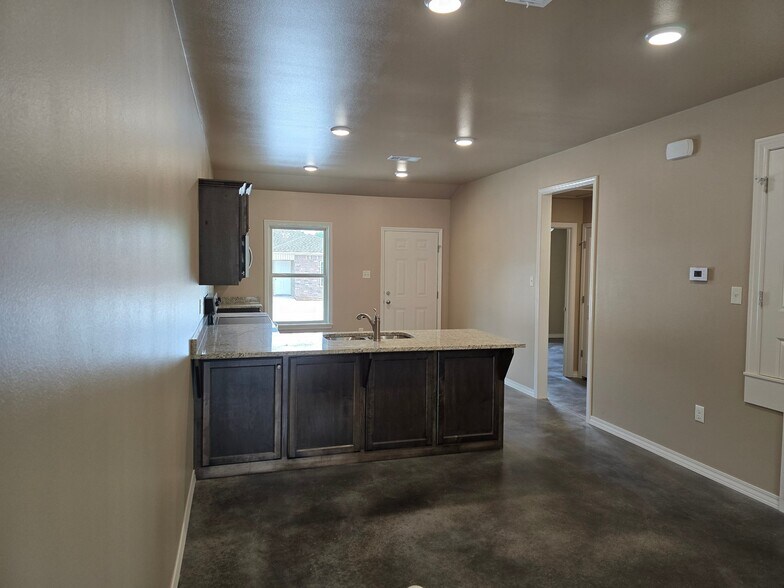 Building Photo - 1006 S El Paso Ave