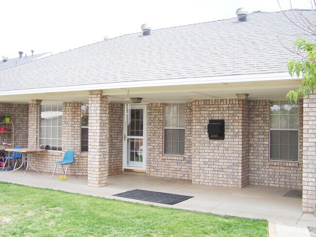 Building Photo - Beautiful 4 Bdrm/2.25 Bath Home With Split Bdrms.