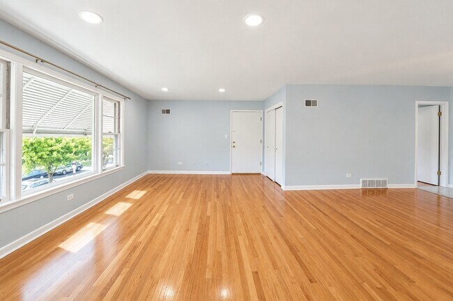Building Photo - 8608 W Carmen Ave