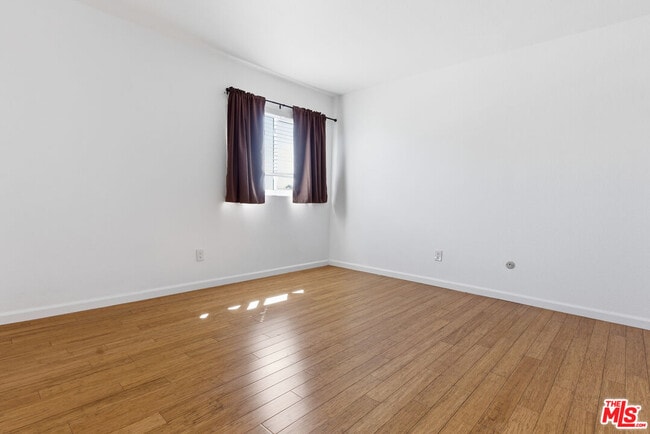 Building Photo - 1083 1/2 W Kensington Rd