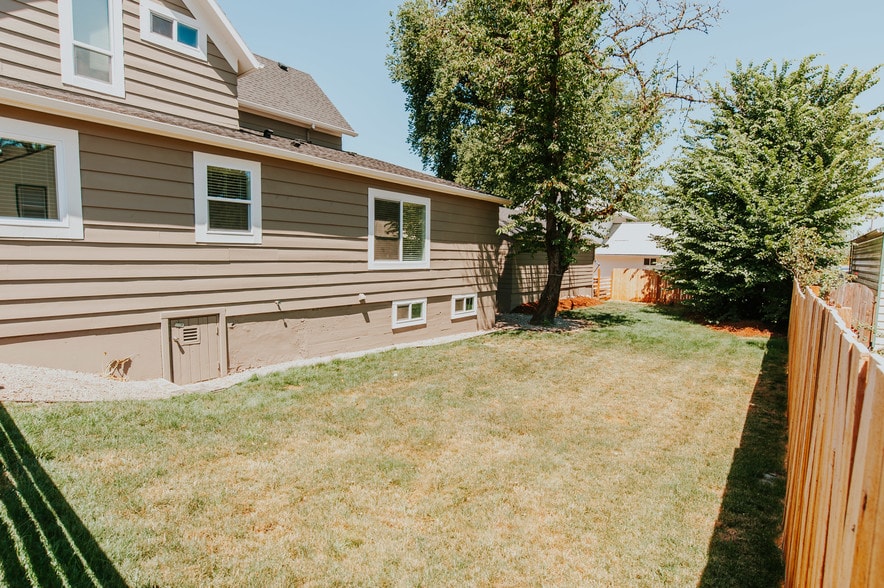 Building Photo - 1901 Douglas St