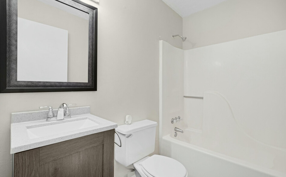 2nd Floor Bathroom - 4508 Murphy Ln