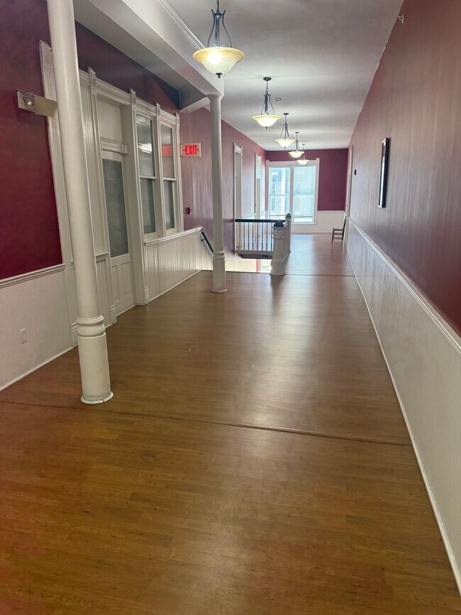 Building Photo - 200 E 9th St