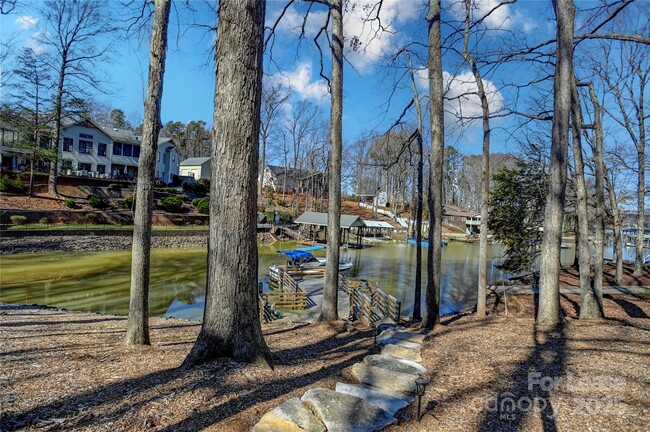 Building Photo - 280 Lakeview Shores Loop