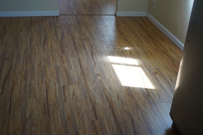 Building Photo - Spacious 3 bedroom, 1 bathroom renovated home