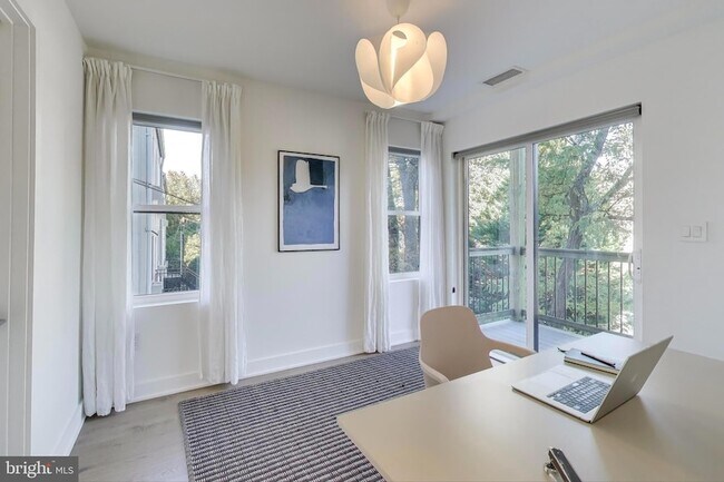 Building Photo - 4017 Davis Pl NW