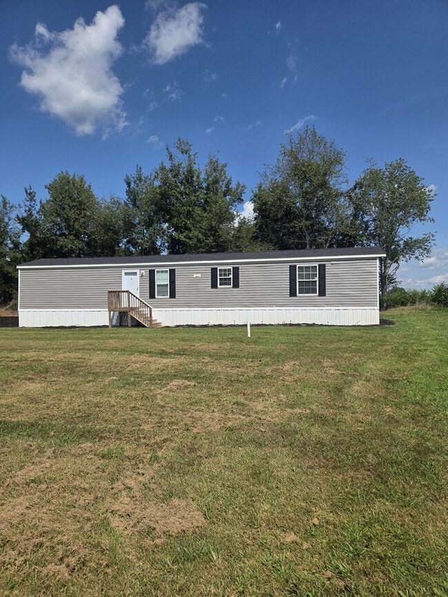 Building Photo - Lovely 3 Bedroom/2 Bath Single Wide in Madison