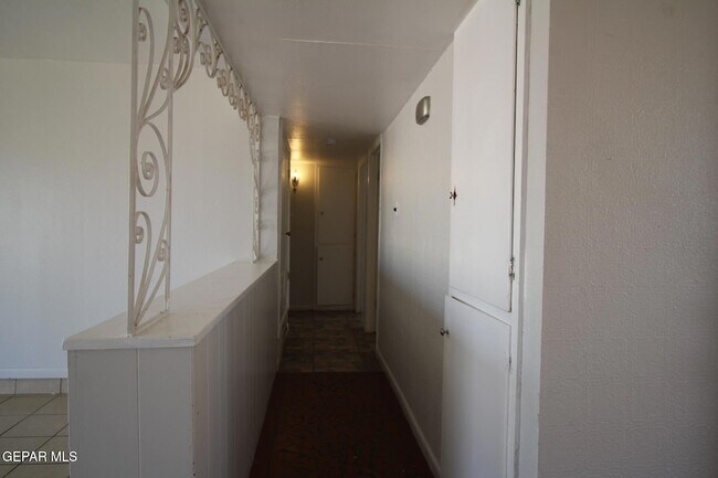 Building Photo - 317 Thunderbird Dr