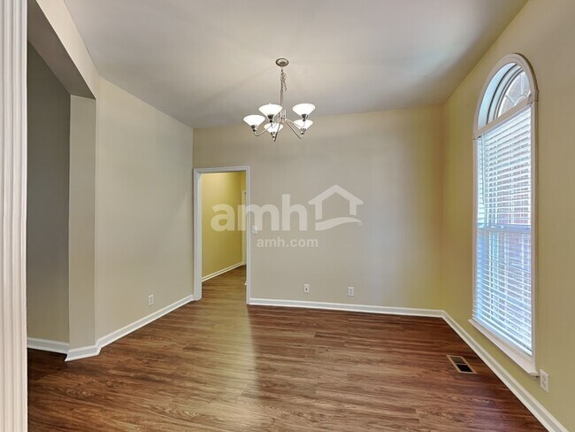 Building Photo - 4002 Greentree Ct