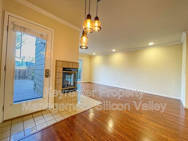 Building Photo - 700 Chiquita Ave