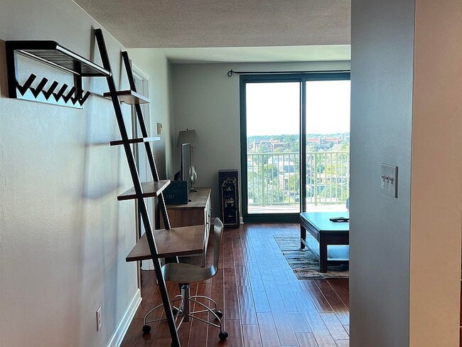 Building Photo - "Chic 1-Bedroom Retreat in Downtown Tallahassee – Perfectly Appointed at 703 Sq Ft!"