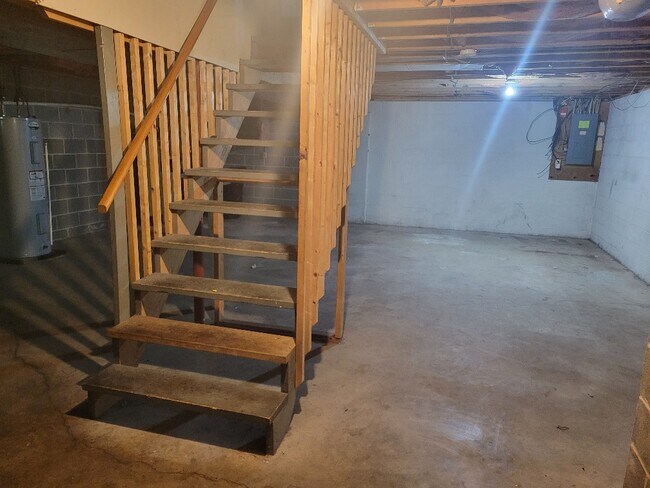 Building Photo - 585 Friendship Dr