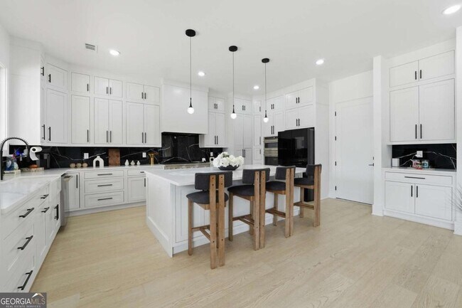 Building Photo - 556 Versailles Dr