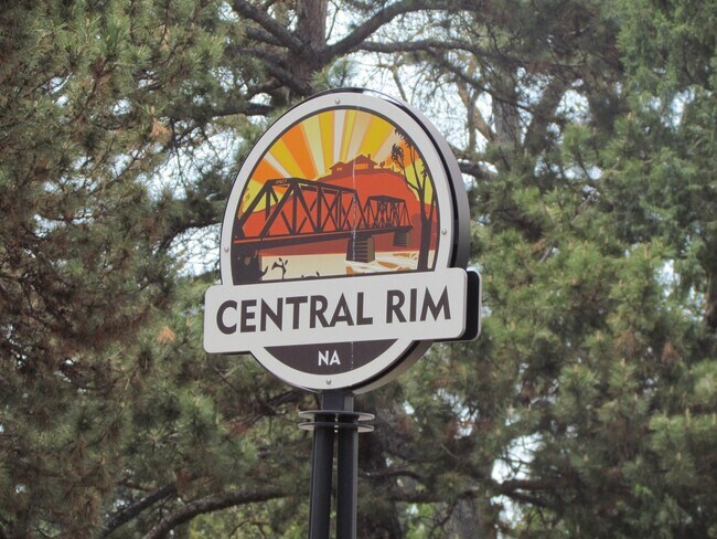 Building Photo - 4 Bedroom 2.5 bath on Central Rim minutes from downtown