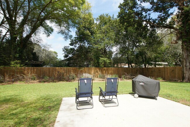 Building Photo - Newer Home in Valparaiso