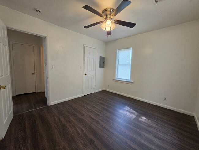 Building Photo - 3 Bed 1 Bath Home in Shawnee!