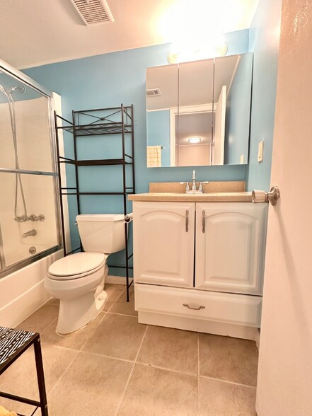 Building Photo - 308 Miracle Strip Pkwy SW