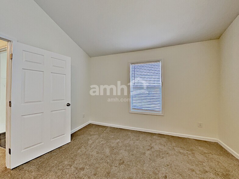 Building Photo - 204 Bates Ct