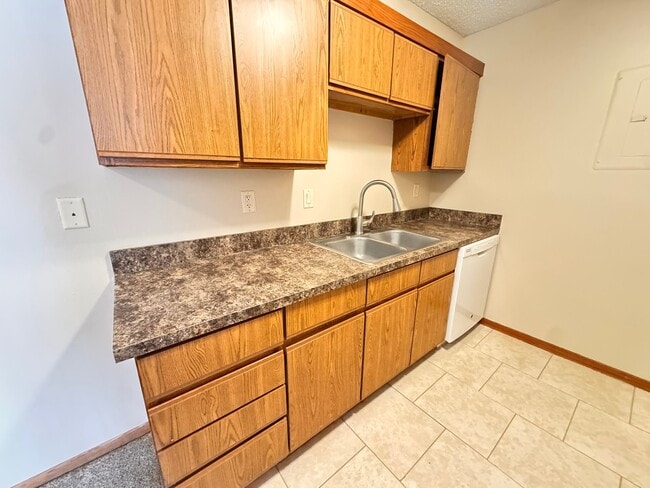 Building Photo - 5010 Emerald Dr