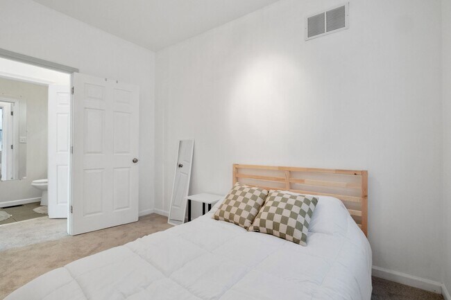 Building Photo - 2 Story Home in Botanical Heights (Optiona...