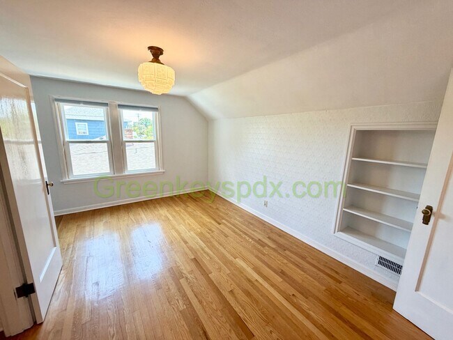 Building Photo - Lovely 3-Bedroom, 2-Bathroom House with Detached Garage in North Portland